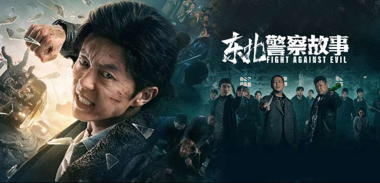 市集摊位灯串下排列的日影专题宣传灯箱